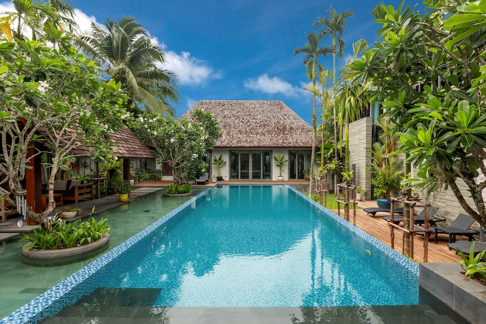 Luxury 5BR Villa 庭院